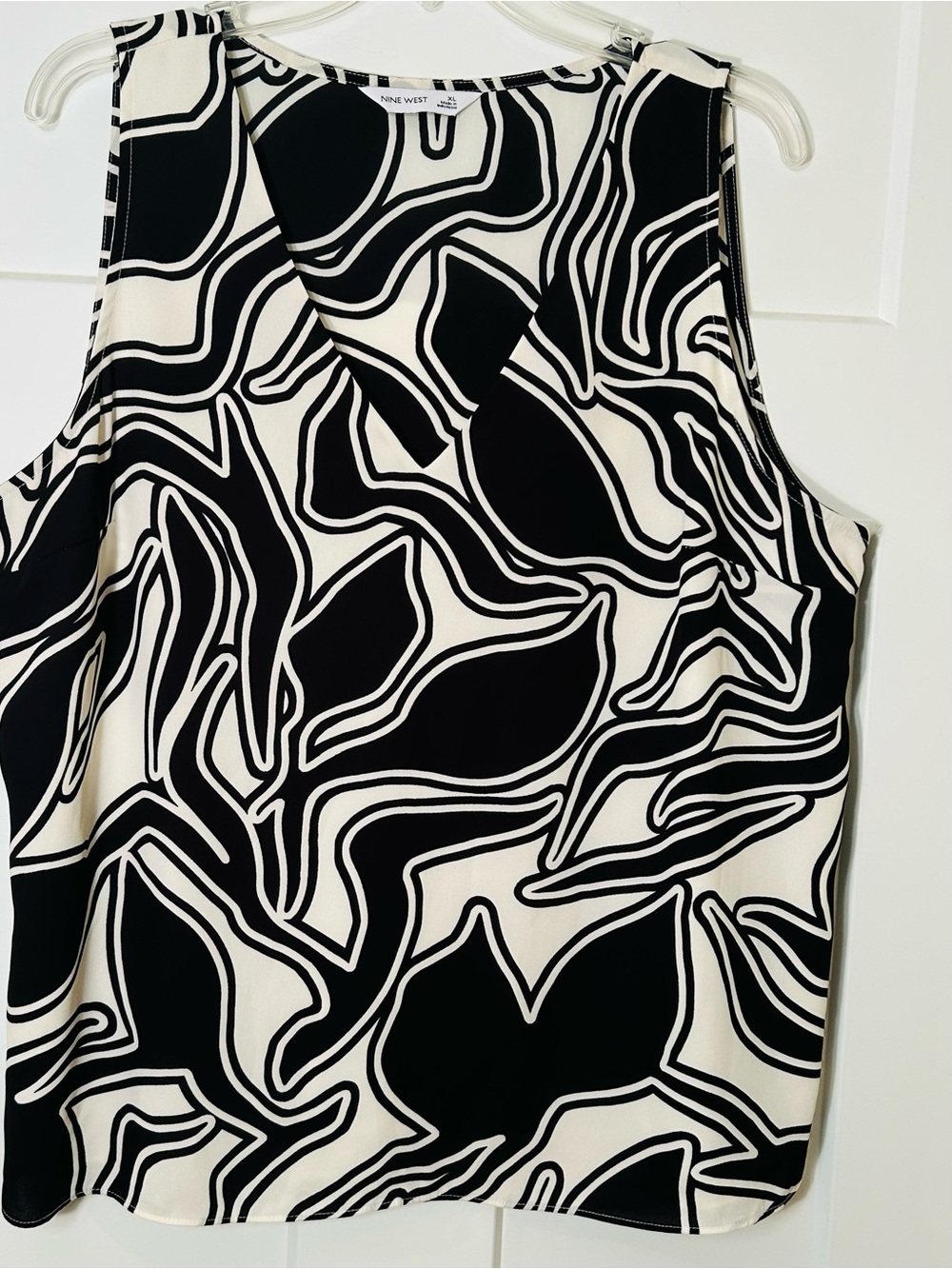 Women’s Vneck Black/white blouse